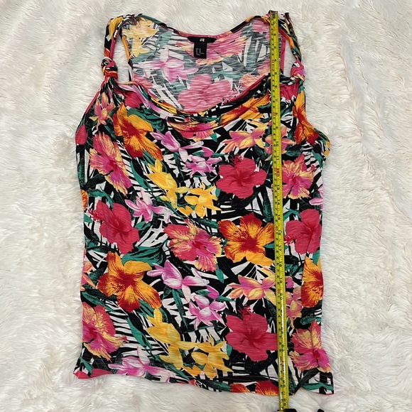 Floral Top - Picture 4 of 4